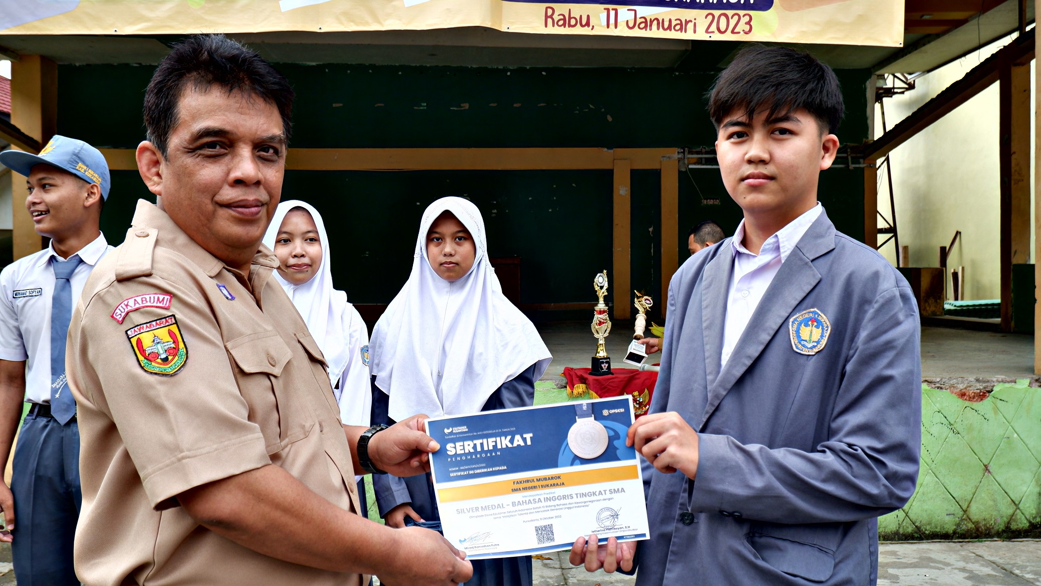 Sheren Laurensia saat menerima penghargaan